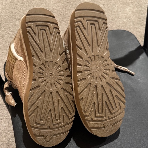 UGG women’s tan boots Plaid Laces - Picture 5 of 5